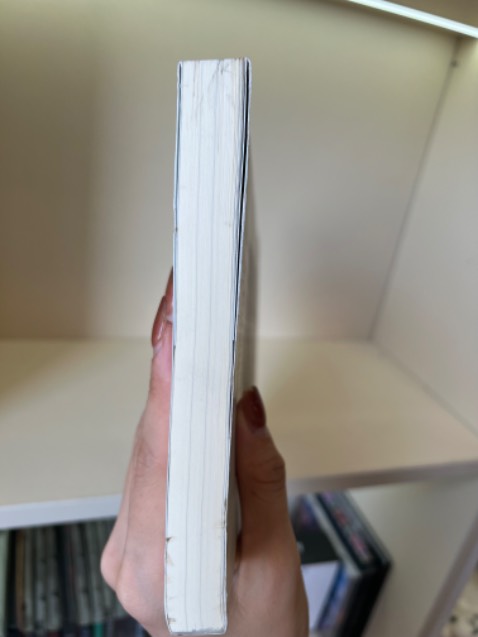 Khá buồn vì một cuốn sách 191k lại bụi, cũ, bẩn ntn. Lần đầu tiên có trải nghiệm không tốt khi mua sách trên tiki hơn 10 năm qua