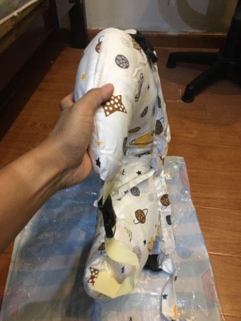 Đệm gối chống trào ngược có chất liệu vải cotton, bên trong có lớp lót có độ đàn hồi cao, có dây đai bảo vệ bé, có túi tiện ích để đồ. Mẹ có thể dùng để tựa thư giãn