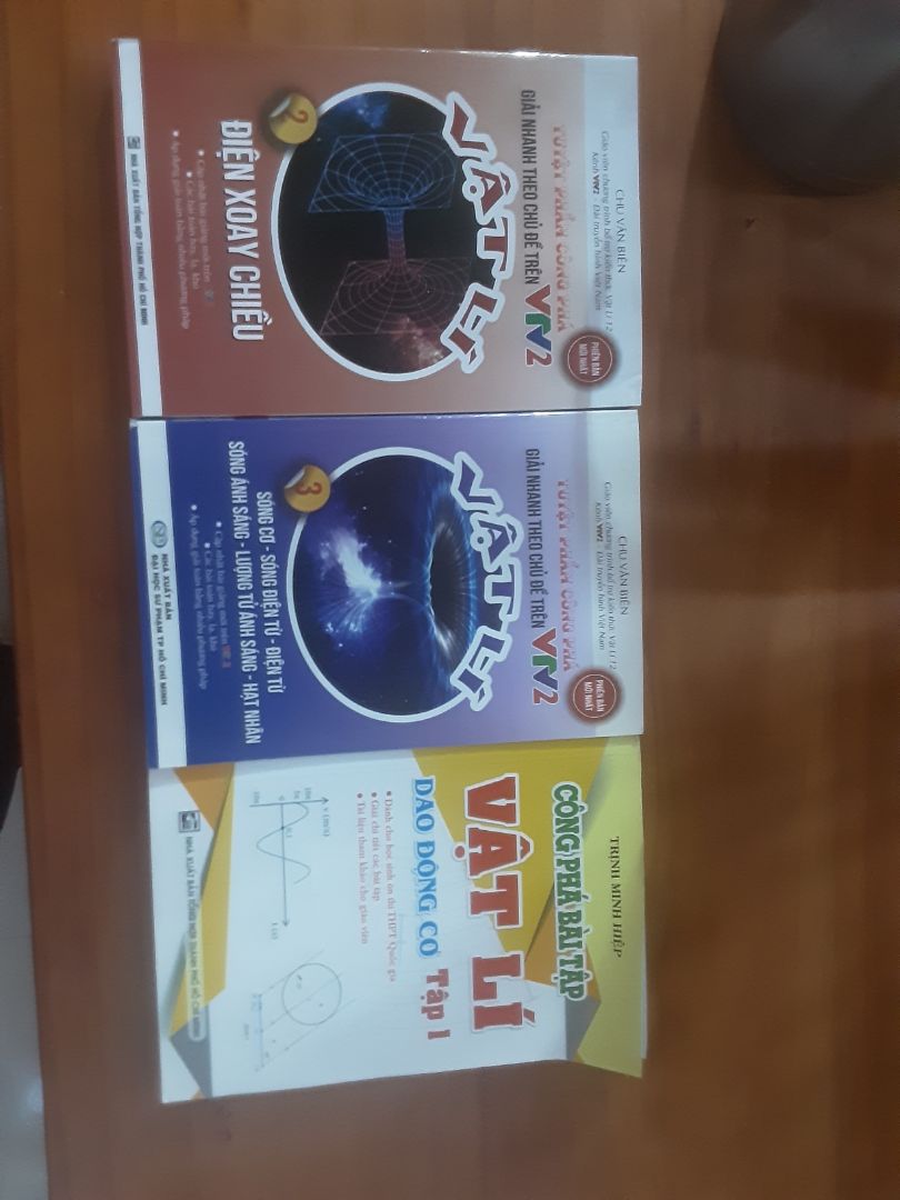 sao sách lại có 1 quyển khác vậy. nó khác bộ nhau . Mk cần cái quyển cùng bôn của nó