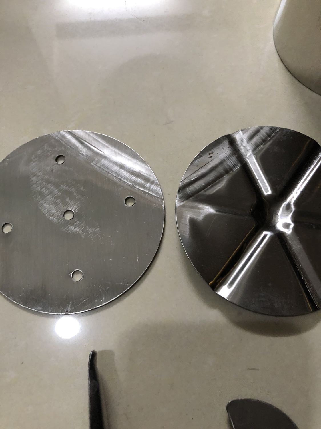 Nắp khuôn bị móp méo không như ý muốn