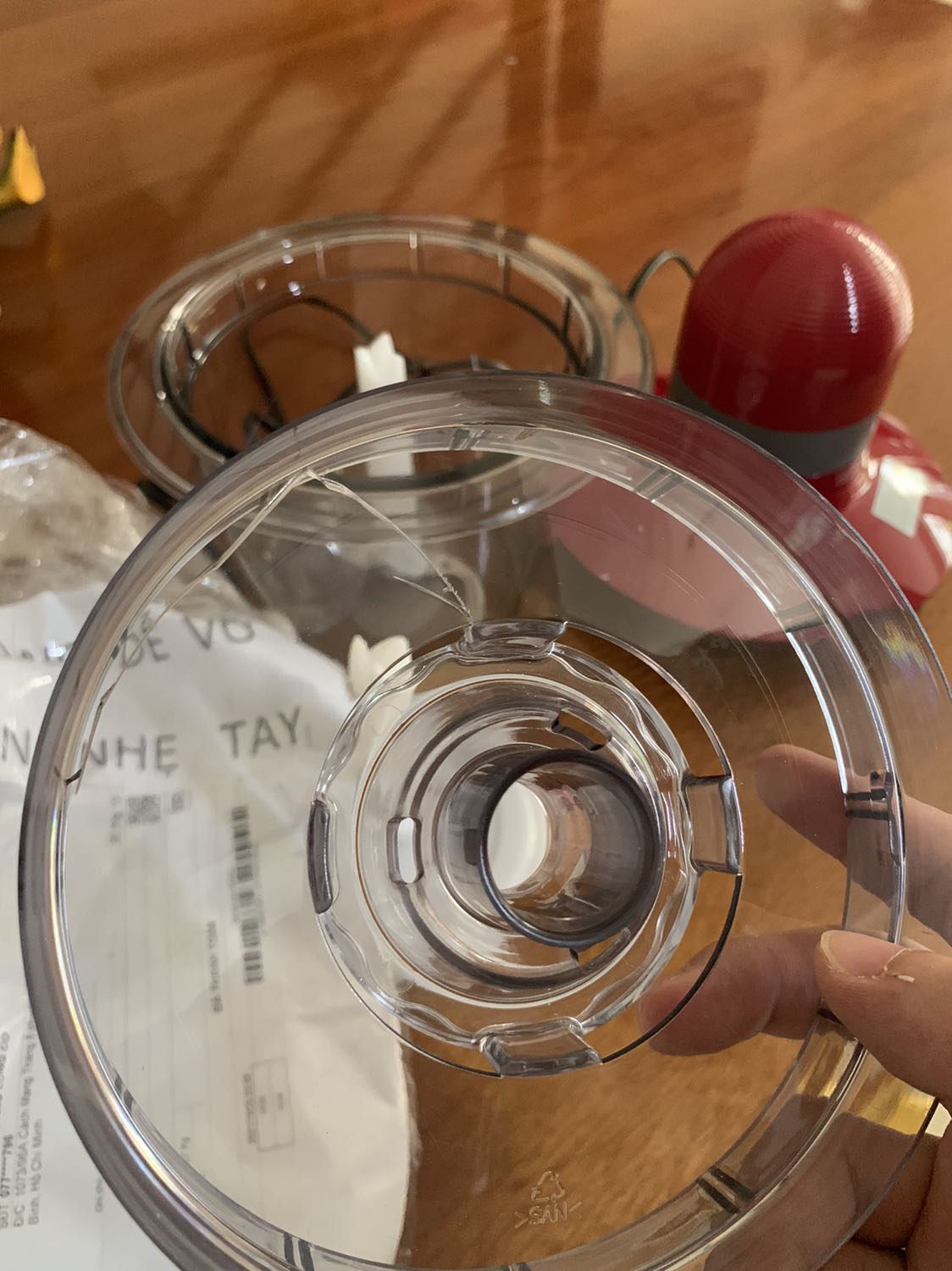 Nhận hàng thì phát hiện nắp bị vỡ, đang đợi tiki giải quyết thu hồi sản phẩm. Máy xay mua 1 triệu rưỡi chứ cũng không rẻ, đợi ngày nhận được sản phẩm mà thất vọng.