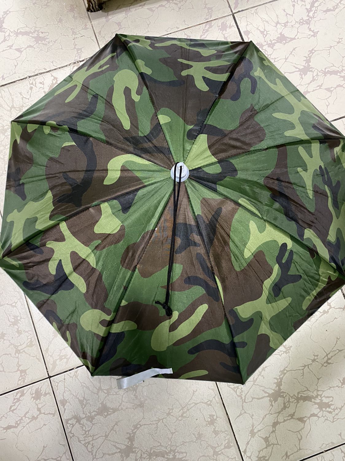 Khi đặt hàng, thấy mẫu hình đẹp bắt mắt. Khi nhận hàng, màu nón dù không ưng chút nào! Buồn … Tuy nhiên hàng bền, chắc.