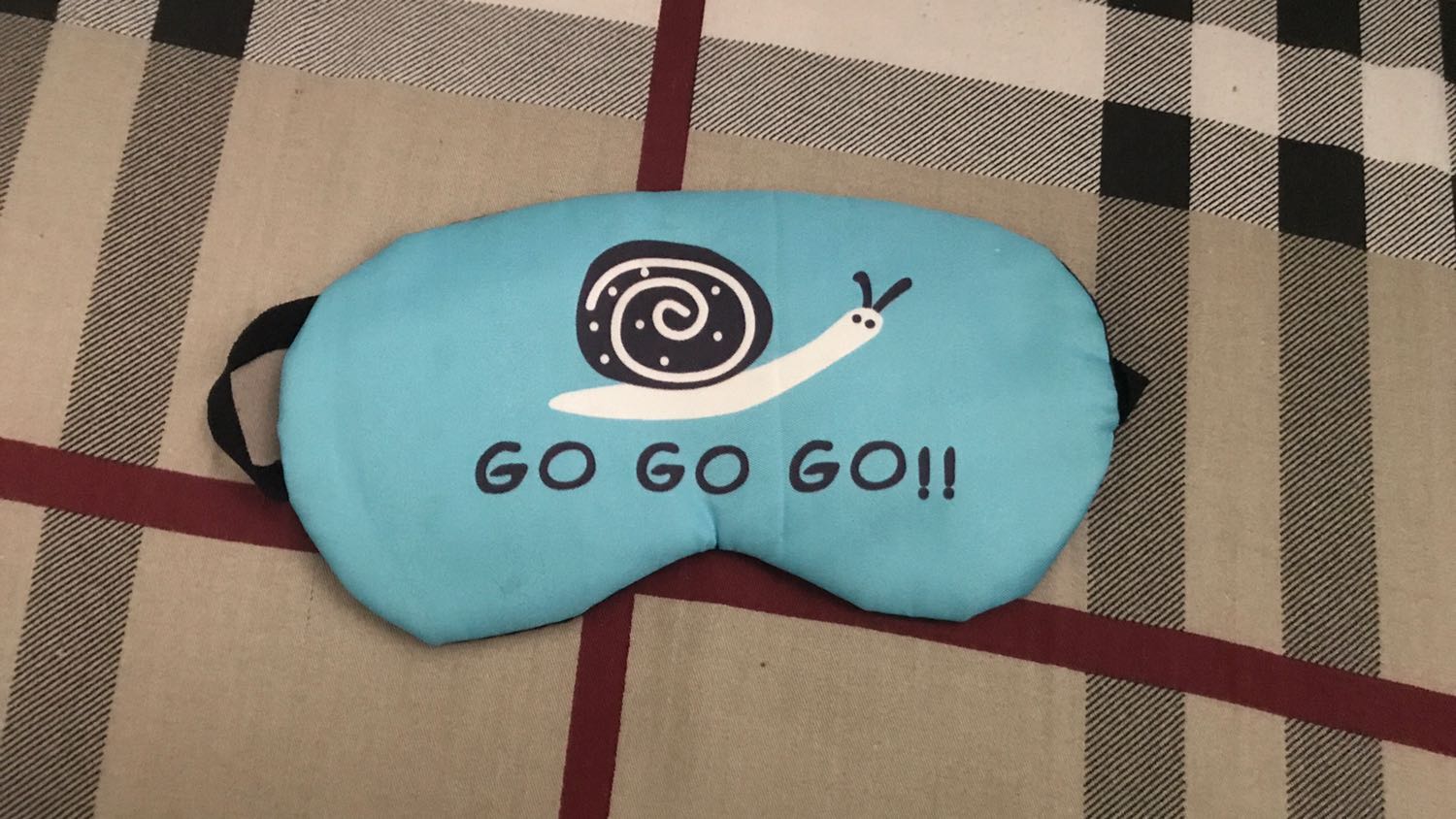 Sản phẩm xài tốt nha mọi người. Dây nhìn có vẻ hơi mỏng manh nên cẩn thận. Đeo vào thì tối nên dễ ngủ lắm, thêm túi mát hơi nặng xíu nhưng đúng là “mát” thật. 
Có điều không được chọn mẫu nên thành ra giao mẫu hơi không đúng ý nhưng không sao xài ổn là được