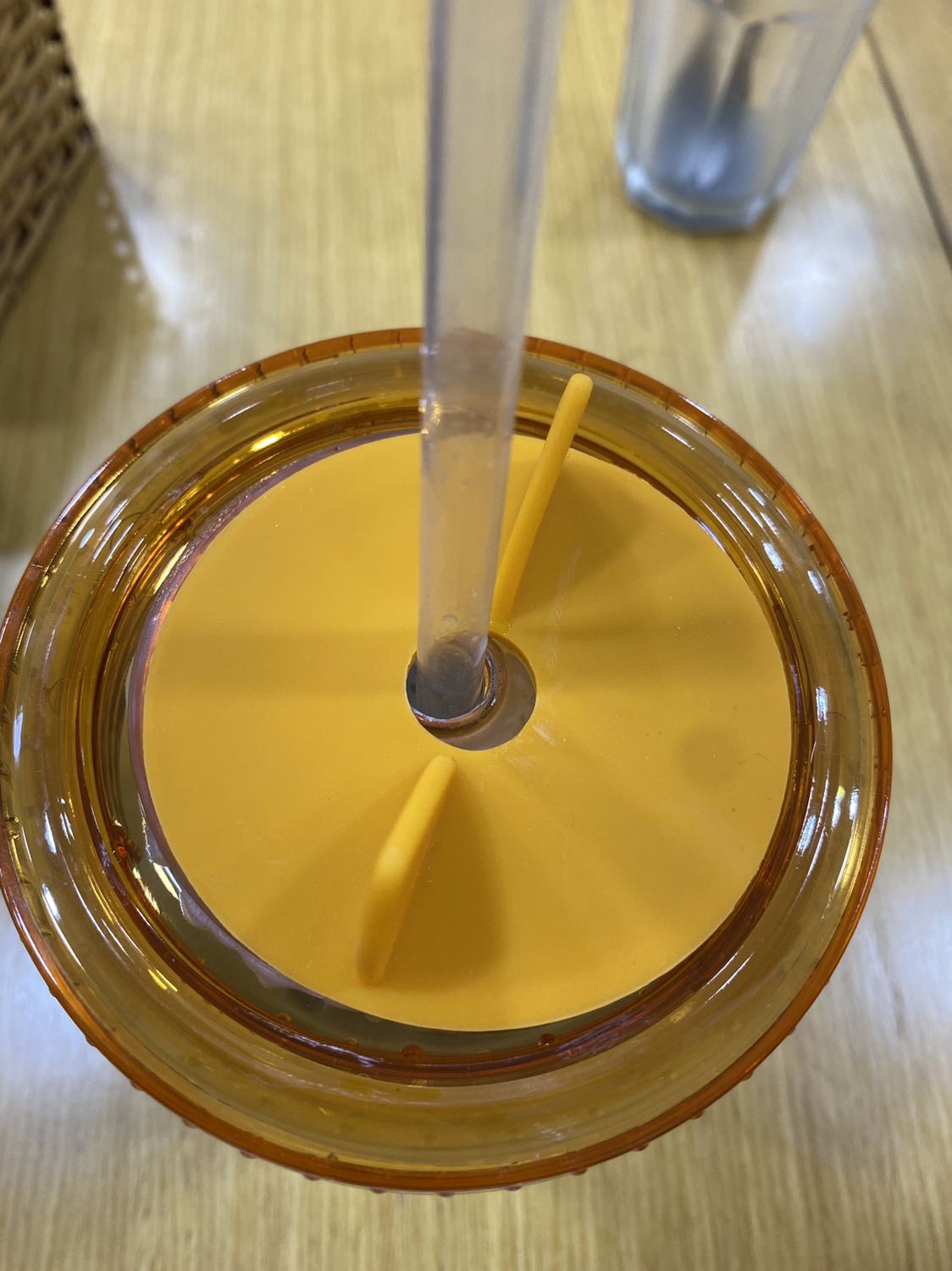 Giao hàng nhanh chóng và đóng gói cẩn thận. Ly đẹp và không đổ mồ hôi. Tuy nhiên hơi “quạu” do phần tai mèo dán lệch rất khó chịu