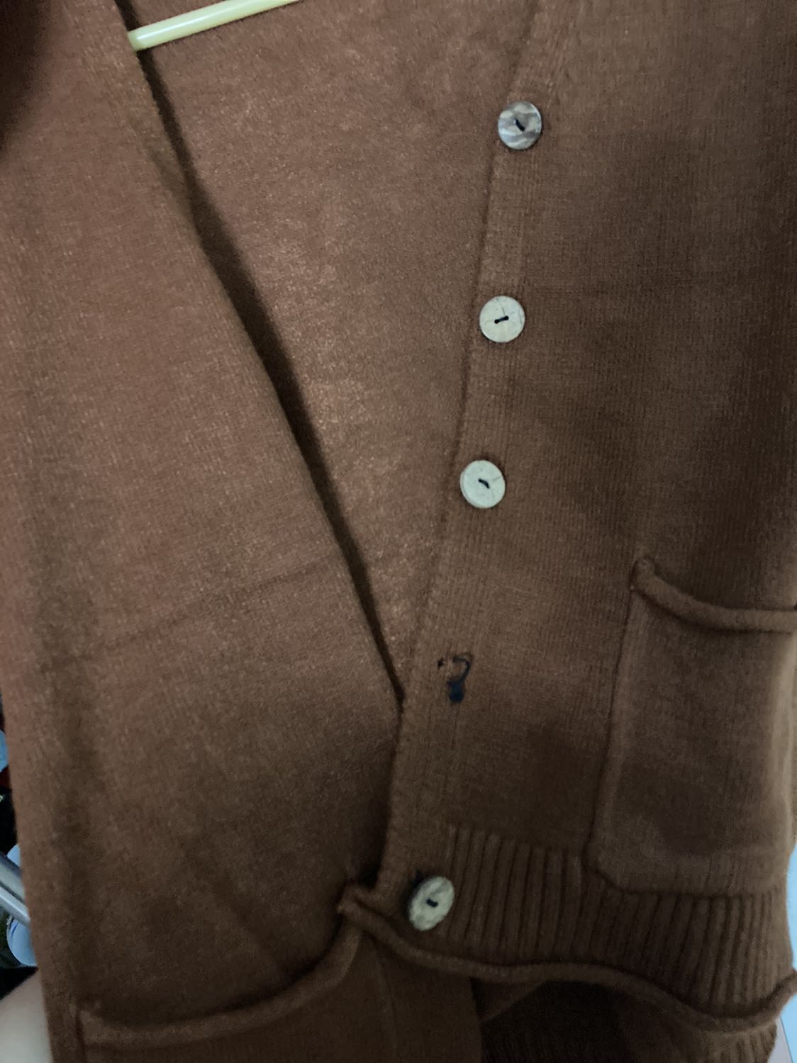 Áo mới nhận, chưa mặc lần nào, mở nút ra thì 1 nút bung chỉ.