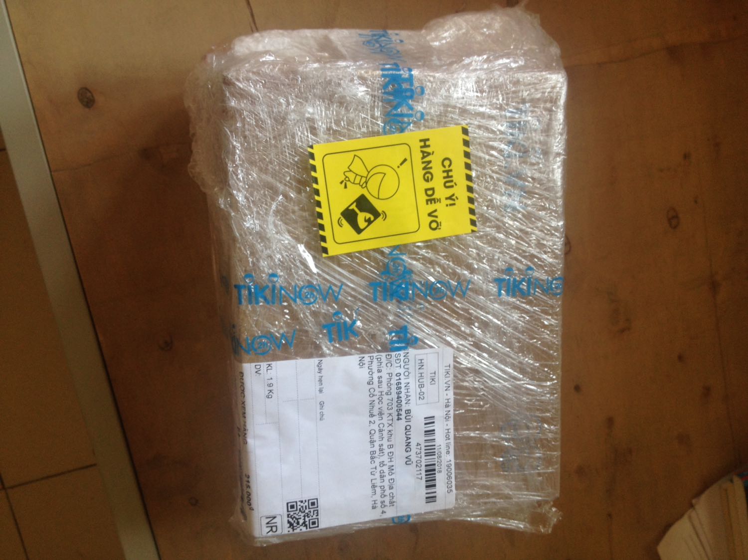 Mình đặt mua cả bấm kim và 2 hộp kim 23 dùng cho máy. Tiki bao gói rất tốt, có dán nhãn Hàng dễ vỡ. Góp ý: 2 hộp kim đựng vào trong hộp T2A rất lãng phí, chỉ cần bọc nilon xốp cũng được. Chất lượng sản phẩm tốt.