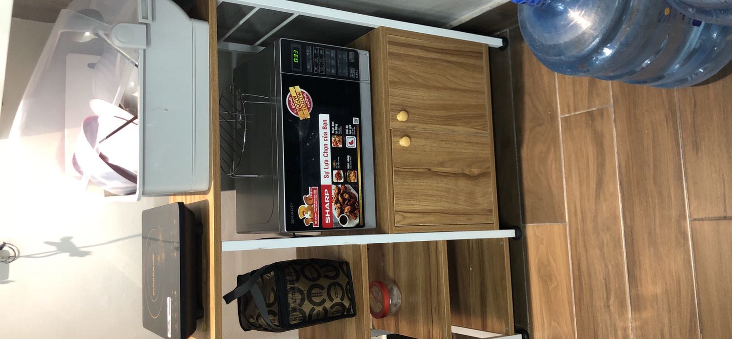 Kệ đẹp . Nhưng kg có hướng dẫn lắp ghép . Cánh cửa tủ bị lệch hơi khó đóng .