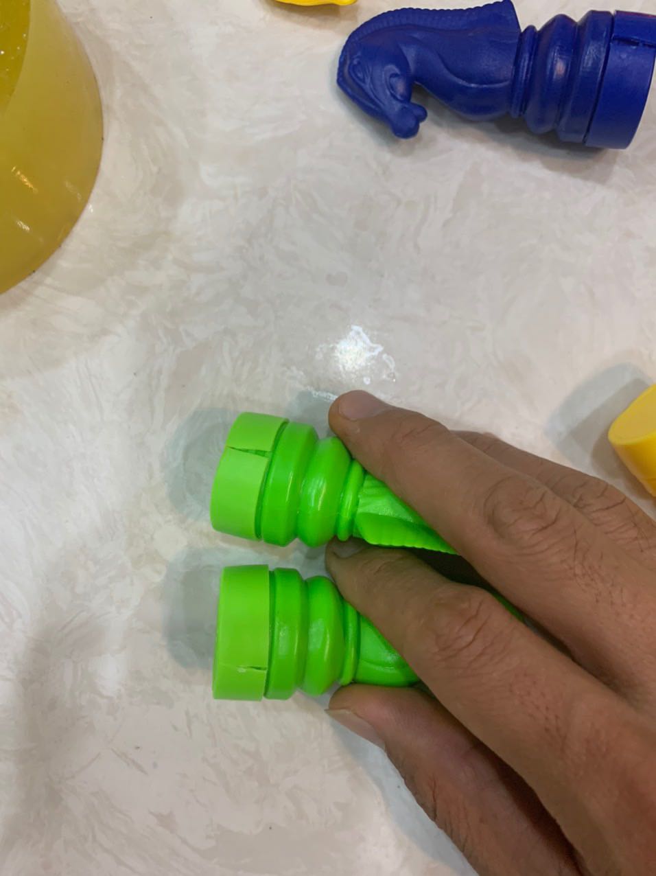 Mình vừa nhận sản phẩm xong nhưng chân của các quân cờ đều bị nứt. Cảm nhận sản phẩm không tốt, nhựa không bền.
Shop giao cho mình sản phẩm lỗi.