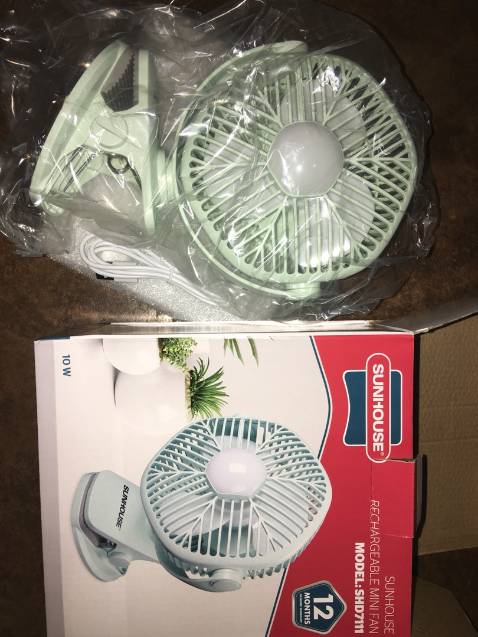 sản phẩm rất đẹp . đập hộp luôn nek . quat co 3 nấc xoay , có đèn cũng 3 chê đô sáng , màu rất đẹp , gọn gàng , tiện lợi 
moi nguoi nên mua ạ