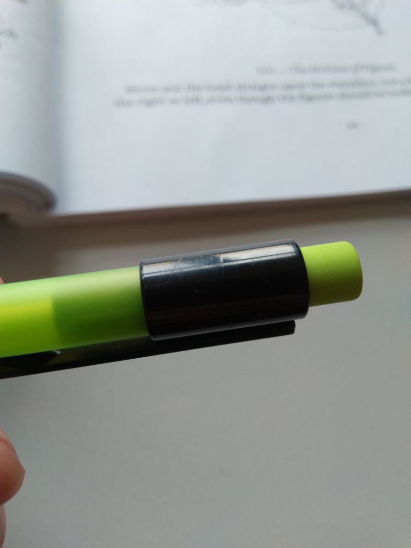 bút này của Staedtler dùng rất ổn trong tầm giá, viết nhẹ êm tay và không dễ bị gãy ngòi.
chất liệu bút bằng nhựa mỏng khá ọp ẹp, cơ khí cũng đơn giản, nên phải từ tốn nhẹ nhàng, đặc biệt lúc thêm ngòi & nhấn ra ngòi mới, thì mới không bị kẹt ngòi và dùng được bền.