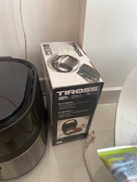 làm bánh nhanh, có nhảy đèn. bé rất thích. làn đầu hơi có khói mùi nhựa . rất đáng tiền nhé mng