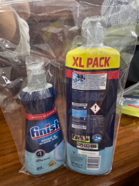 Mua 1 chai to. Giao thành 2 chai nhỏ