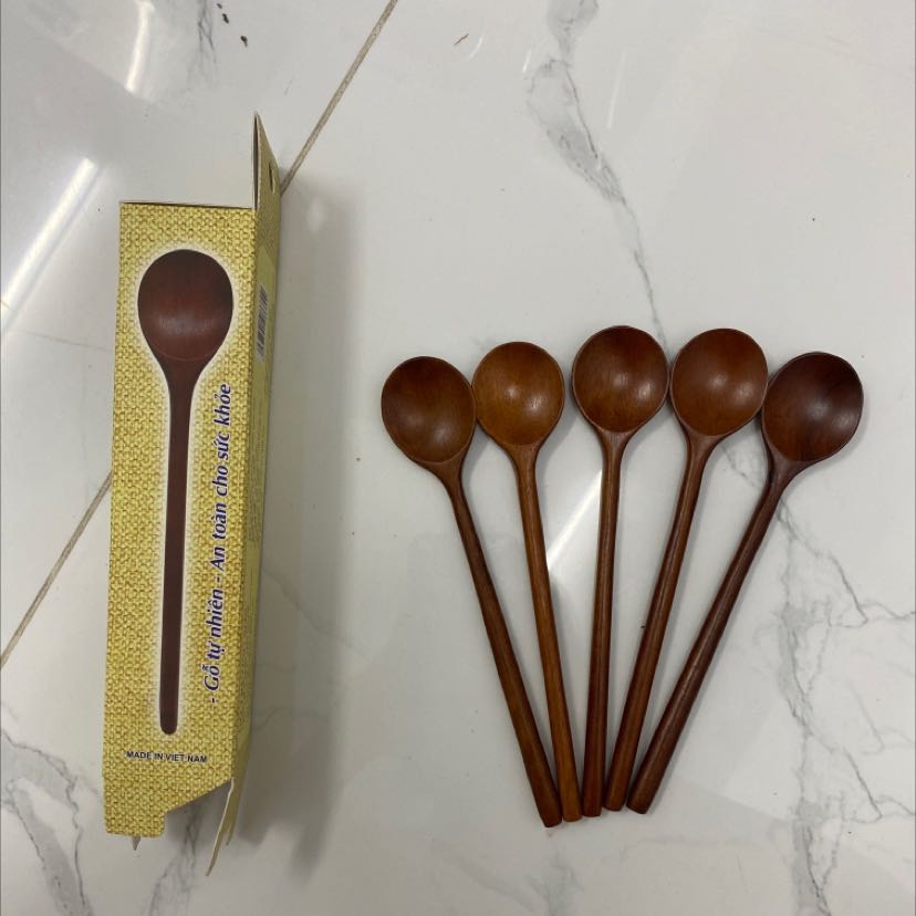 Trong hình là muỗng cán dẹp đầu hơi nhọn nhưng sản phẩm nhận được là cán tròn đầu tròn, có nhầm lẫn gì không nhỉ? Không thấy giống với hình ảnh trên bài đăng.