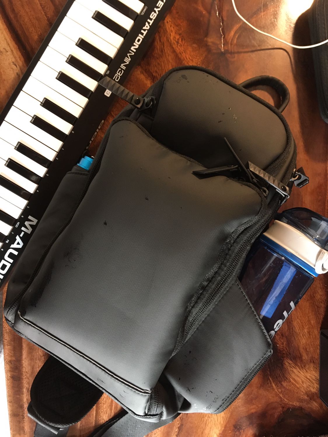 Quá tuyệt vời, chất liệu vải tốt, cứng cáp, có 2 túi đựng nước hoặc đèn pin 2 bên (đựng bình ngắn thôi), bên trong có nhiều ngăn nhỏ đựng phụ kiện, ngăn đựng iPad chỉ vừa iPad Pro 11inch, đó là chưa gồm case, việc lấy ra bỏ vào iPad cũng khó khăn hơn, phải mở rộng khoá kéo ngăn chính mới dễ lấy iPad. Mặt áp vào lưng có nhiều đêm nên chỉ việc áp màn hình iPad vào hướng đó là thay cho case được rồi. Còn lại rất tuyệt.