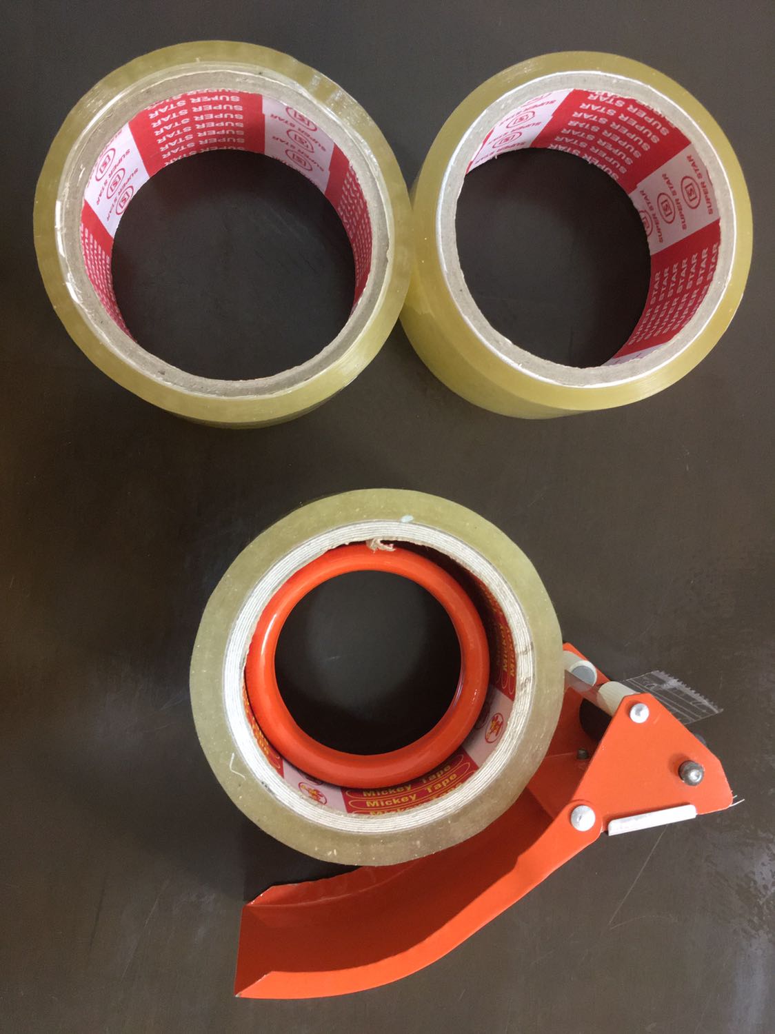 2 cuộn băng keo này mới bằng 1 cuộn bình thường. Trời ơi, tưởng sale thật, ai ngờ sale ảo... sợ thật! So sánh ngay cái cuộn em đang xài bữa giờ luôn nha shop!