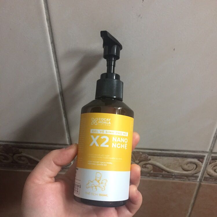 Ban đầu hơi lưỡng lự vì giá hơn chát hơn mấy loại mình dùng trước. Mà mới một ngày xài thừ hai lần thấy sạch sẽ, mịn, đỡ rát ngứa hẳn. Lọ nhỏ hơn mình nghĩ nhưng mà thấy dùng ít một nó vẫn tạo bọt đủ xài mà hiệu quả mình đang rấtttt ưng!!!!