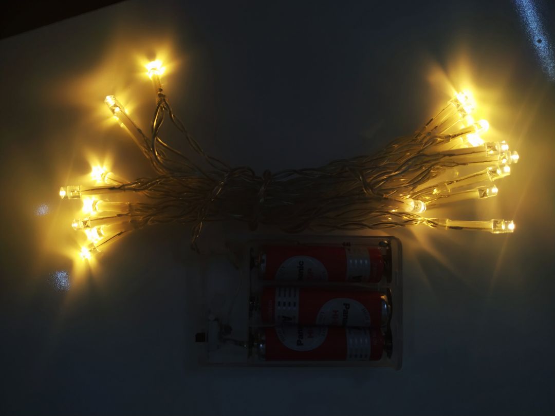 Sản phẩm khá tốt, lúc giao không kèm pin nha. Sử dụng 3 cục pin tiểu AA, mình mua là 2 mét dây, có 20 bóng, cách đều nhau 10cm. Cháy đèn vàng, thời lượng thì chưa biết, nhưng khá là lâu. Nhìn chung đèn khá đẹp, tầm giá tương đối ổn. Like :)