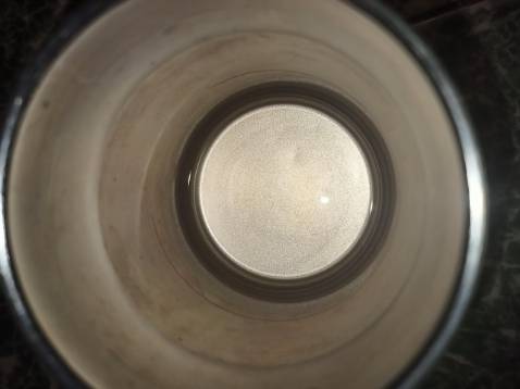 Khả năng giữ nhiệt tốt, không gây tiếng ồn khi đặt cốc, nắp tiện lợi kín vừa khá hài lòng.
Thả viên đá mạnh xíu mà móp inox bên trong