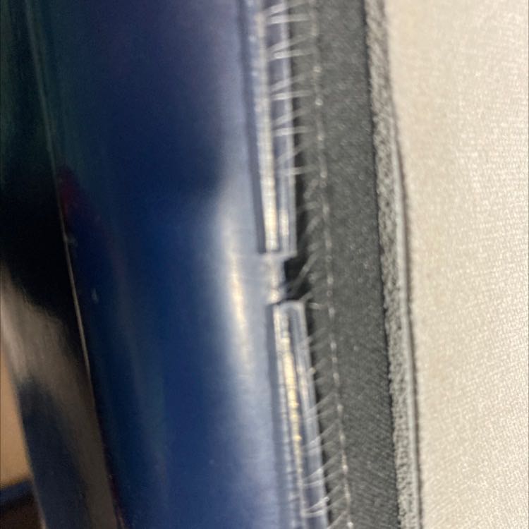 Mua về mở ra cái là có vài chỗ bị rách chỉ.