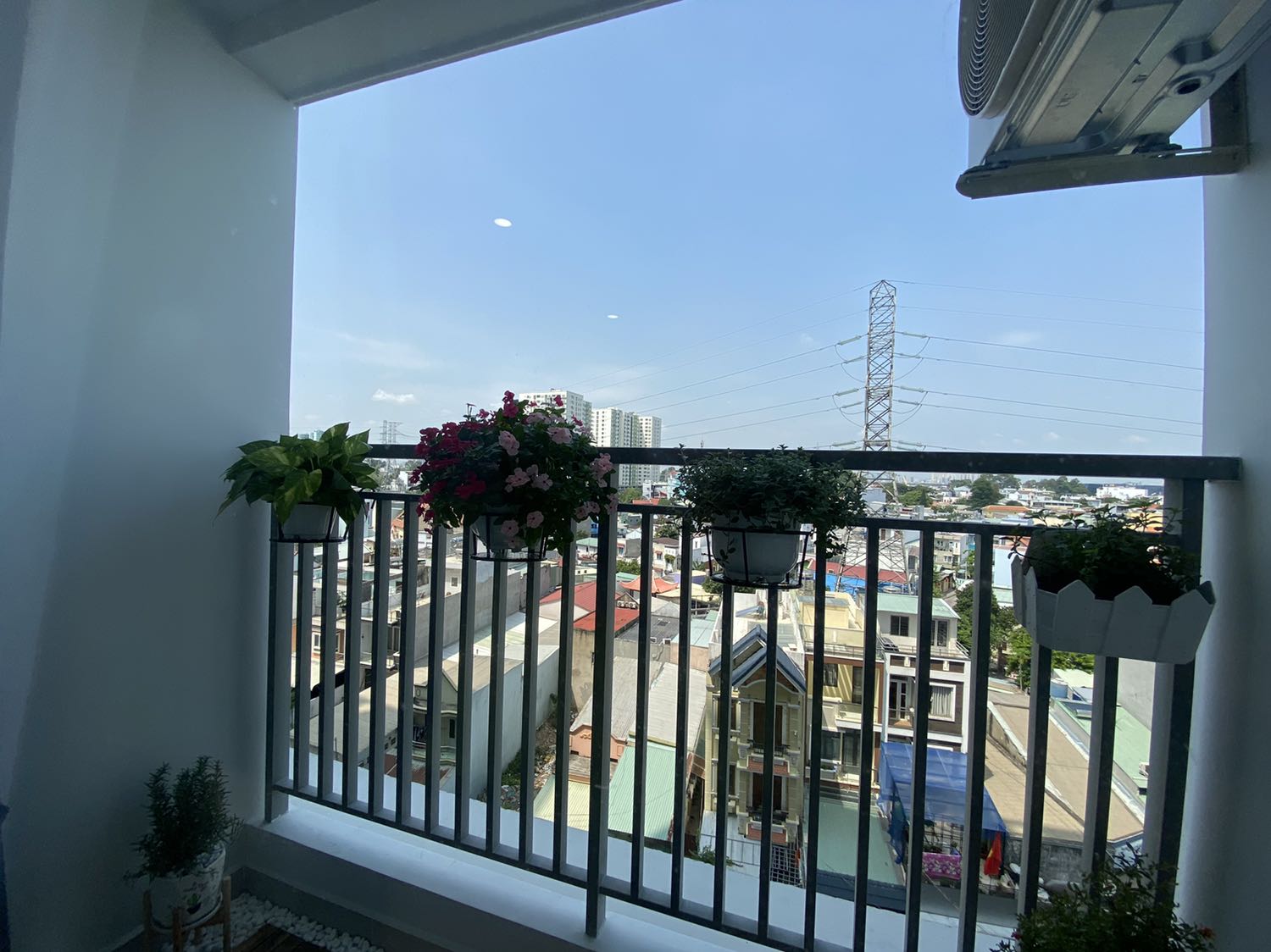 Đúng món mình cần. Cực ưng luôn nhé. Gia công chắc chắn hàn nguyên khối, giao nhanh đặt gần 2 ngày có rồi, dễ lắp đặt chỉ cần khoan nhẹ vào vỏ cục nóng vài nhát là xong. Lắp xong hơi nóng được đẩy hết khoảng 90% ra ngoài ban công, như vậy cây sẽ không bị táp và vẫn có thể ra ngoài ban công ngồi trong khi bật máy lạnh phà phà trong nhà!