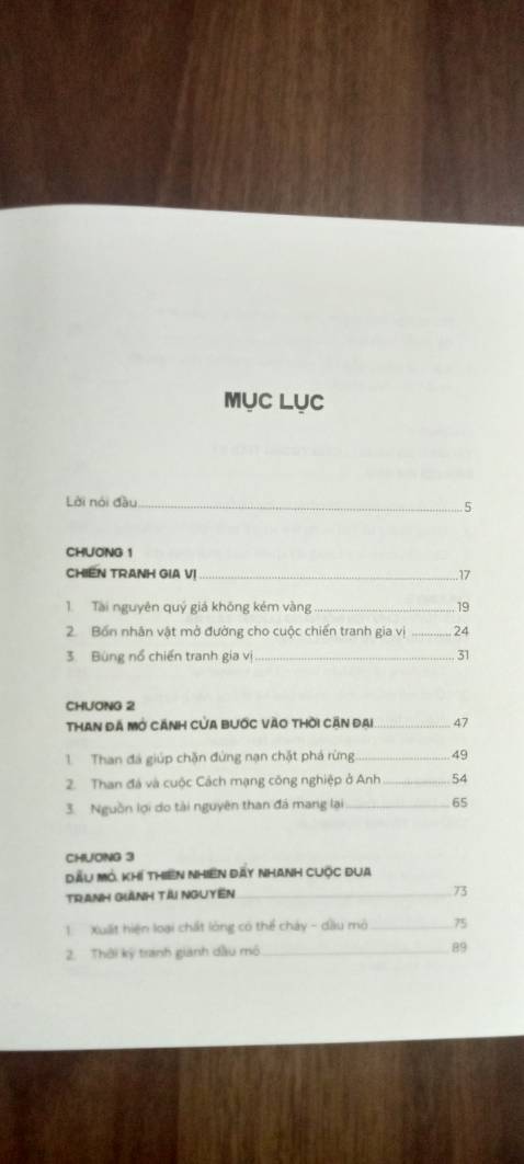 Nhiều nhà nghiên cứu đã tiếp cận lịch sử nhân loại bằng các cuộc chiến tranh. Nhưng đến Hikaru Hiranuma thì ông có cách tiếp cận cuộc chiến tranh này với biểu hiện là "tranh đoạt tài nguyên". Vấn đề trên cho chúng ta một góc nhìn căn cơ về các xung đột từng diễn ra trong lịch sử nhân loại.Từ trang đầu đến trang 359 sẽ luôn là câu trả lời lý thú xoay quanh chủ đề chính của cuốn sách!