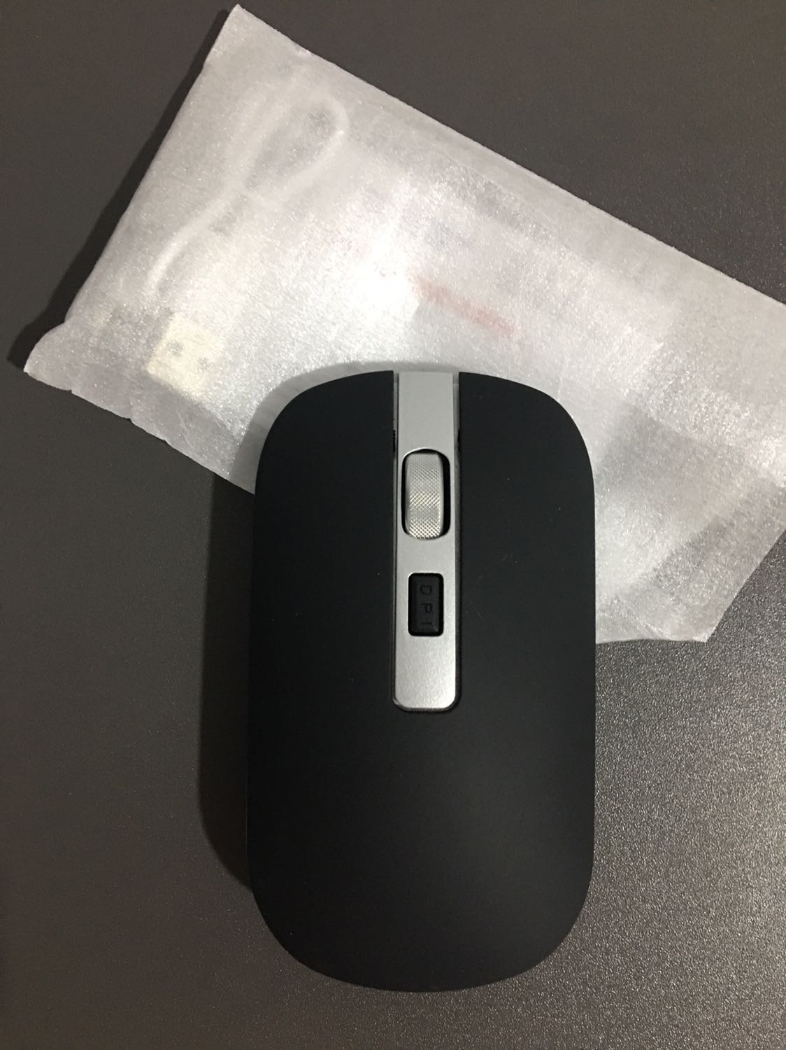 Chuột rất nhẹ, xài rất êm, bấm không bị kêu to như chuột khác; thích nhất là khoản sạc điện không dùng pin rời nữa, bảo vệ môi trường.
Chuột nhìn bên ngoài đẹp hơn trong ảnh.
Dùng có bền hay không thì phải chờ xem đã nhưng vẫn đánh giá 5 sao vì Tiki giao hàng nhanh, đóng gói cẩn thận và giảm giá rất hợp lý! 
Sản phẩm còn có hộp đựng riêng kèm phiếu bảo hành. Rất thanh lịch!