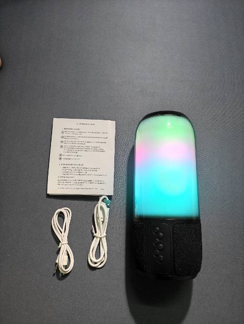 Ưng nhất bộ đèn của loa này, đèn thực tế đẹp hơn trong hình nhiều, âm thanh 8/10, ấm, hợp không gian nhỏ, nghe nhạc âm lượng vừa phải thì pin khá lâu, bảo hành 12 tháng nên cũng yên tâm, ❤