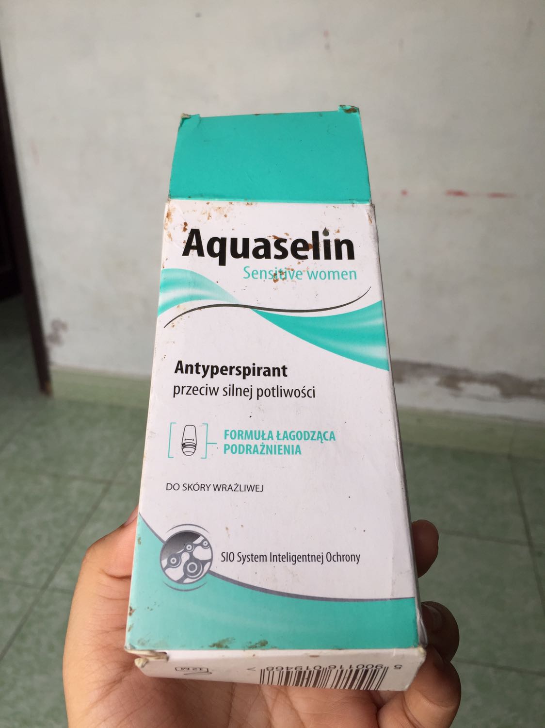 Mình mới nhận hàng vào trưa nay và mở ra đã thấy thế này đây, vỏ hộp ngoài rất bẩn và cũ. Mong tiki sẽ cẩn thận hơn khi đóng gói hàng cho khách.
