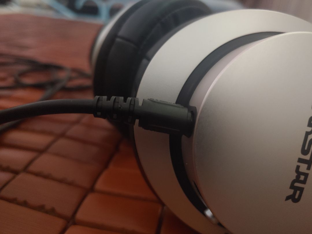 chất lượng âm thanh tốt . tuy nhiên jack cắm vào tai nghe bị chập chờn nên phải rút ra cắm lại vài lần mới nghe được đủ 2 bên tai