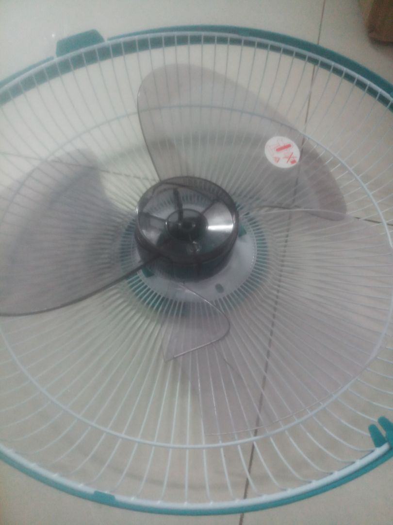 quạt bị gãy cánh, nước xịt phòng bị chảy ra ngoài. shop ship quá lâu. vui lòng gửi cánh quạt lại Gấp giúp nhé