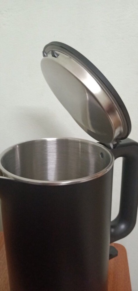 Phải nói là rất thích cách thiết kế cái bình này, miệng rót là không hề bị hơi làm nóng tay, tiếng kêu khi sôi cũng êm ru nhẹ nhàng. Đun nhanh thì khỏi nói, 2-3' là sôi cả bình nước đầy ụ, khi sôi nút sẽ kêu tách là đèn tắt. Độ chống bỏng rất tốt, nước sôi mà sờ thành ngoài ko thấy bị nóng. Hiện tại dùng vẫn rất tốt, dược bảo hành tận 12 tháng nên rất yên tâm