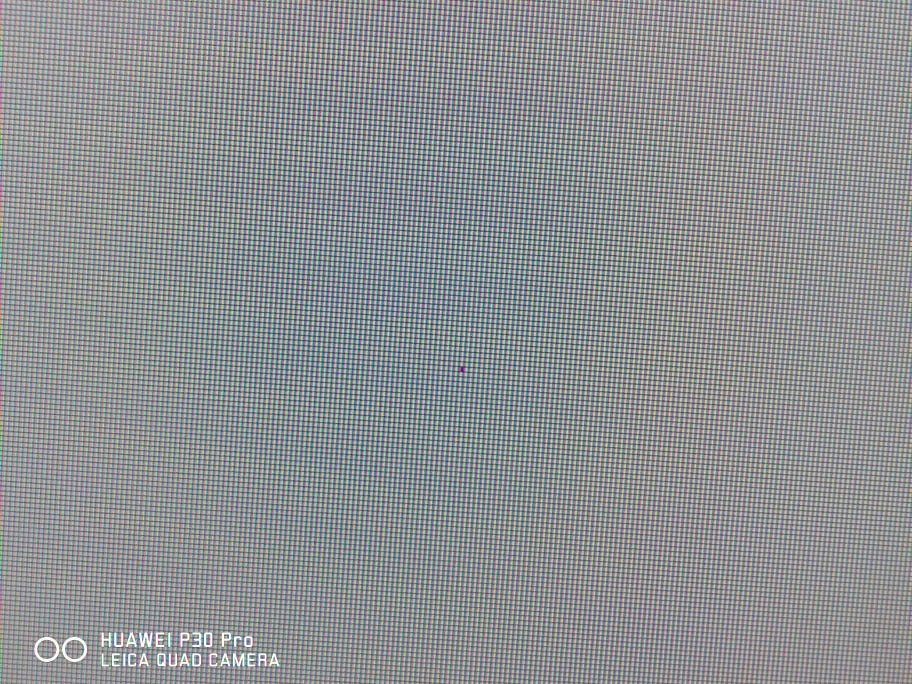 Mình mua về thì thấy màn hình xuât hiện 1 đốm màu đỏ ở giữa màn hình và 1 đường đen trên góc phải màn hình . liên hệ với tổng đài thì được nhân viên báo để liên hệ với bên kĩ thuật gọi cho mình. Kĩ thuật gọi tới nói sẽ cho người xuống thu hồi mà từ 5/11 tới hôm nay vẫn chưa thấy ai xuống để thu hồi lại ...