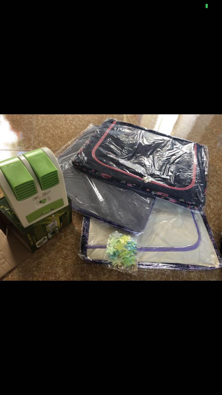 Rất đẹp và chắc chắn. Tôi đặt 3 lần rồi nay mới đánh giá, hàng thấy nhiều người bảo có mùi nhưng tôi thấy ko có mùi gì cả. Cũng k cần phải giặt trước khi dùng; lau qua là dùng được rồi. 
Khung sắt khá chắc nên đồ đạc để được nhiều. Ko lo bị cong hỏng gì cả. Màu ngẫu nhiên nhưng mình thích loại màu tối hơn.  Kể ra đc chọn màu thì tốt