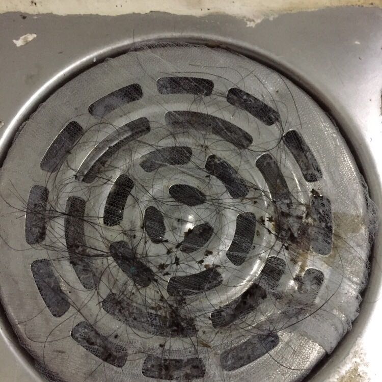 Có lưới lọc này mình rất thích, thức ăn vụn vặt như hạt ớt nó cũng đọng lại trong túi nên khg sợ nghẹt bồn rửa chén, nắp thoát nước nhà tắm thì tóc được giữ lại rất kỹ nơi lưới lọc.