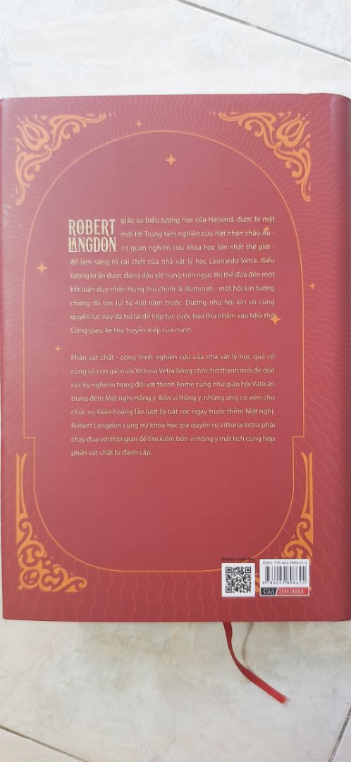 fahasa giao hàng rất nhanh và luôn đóng hàng rất cẩn thận, sách được nằm cùng với 1 lớp xốp để bảo đảm trong khâu vận chuyển
về nội dung thì đây là cuốn tiểu thuyết xuất sắc của dan brown, có lẽ chỉ sau Mật mã da vinci, tình tiết gay cấn và rất cuốn hút
khổ chữ to, rất dễ đọc, giấy vàng k lo mỏi mất
mua được với giảm sale nên rất ưng