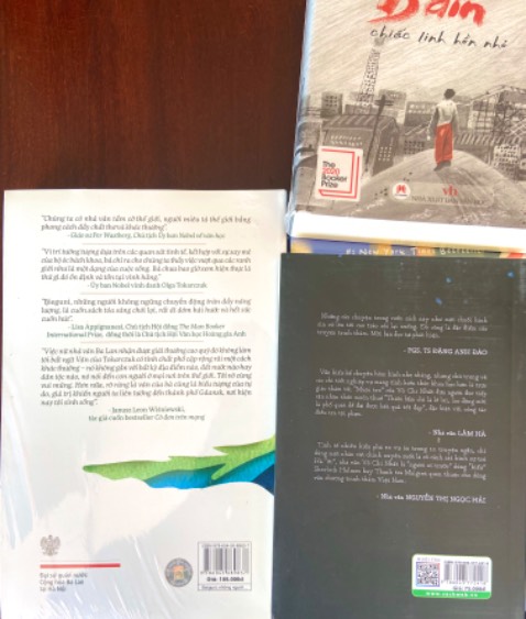 Mình đã đọc chiếc linh hồn nhỏ và khóc. Rất nhiều. Nó hay lắm, cảm động lắm. Và mình đọc sang cuốn Muội tro, chất văn nhẹ nhàng, sâu lắng, lại có chút dí dỏm. Một sự kết hợp vô tình lại rất ưng ý.