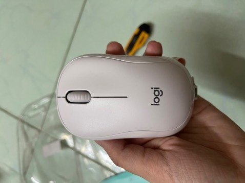 Giao hàng bao nhanh đặt khuya t7 qa sáng t2 nhận lun, mẫu mã y hình do xài chuột có tiếng qen rùi nên chuyển qa con này hơi lạ tầm tiếng sử dụng thì ok, chuột nhạy tuy nhiên phía dưới ko có đèn led cứ tưởng chuột hư có hỏi thì shop bảo loại này ko đèn.