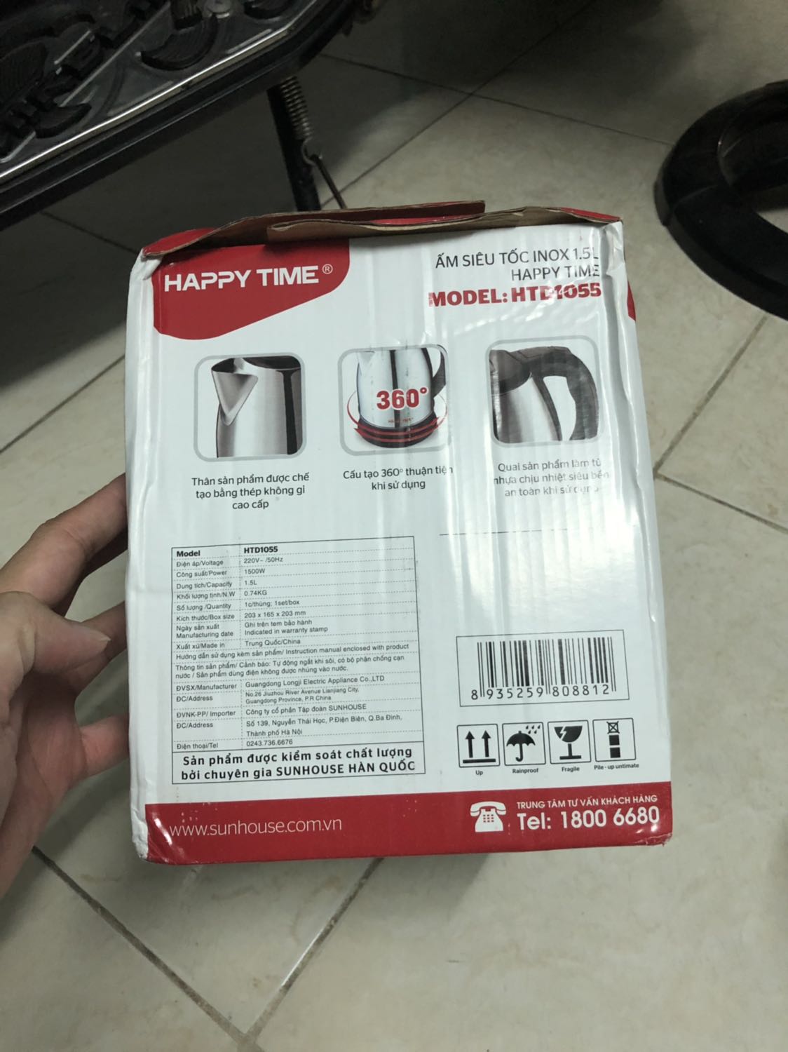 Giao hàng trễ 5 ngày. Thùng móp méo, tem nhăn nhúm. Đặc biệt đế và bình không khít nên khi đặt lên đế bình lắc lư như bập bênh. Đề nghị tiki xử lí giúp mình trường hợp này gấp!