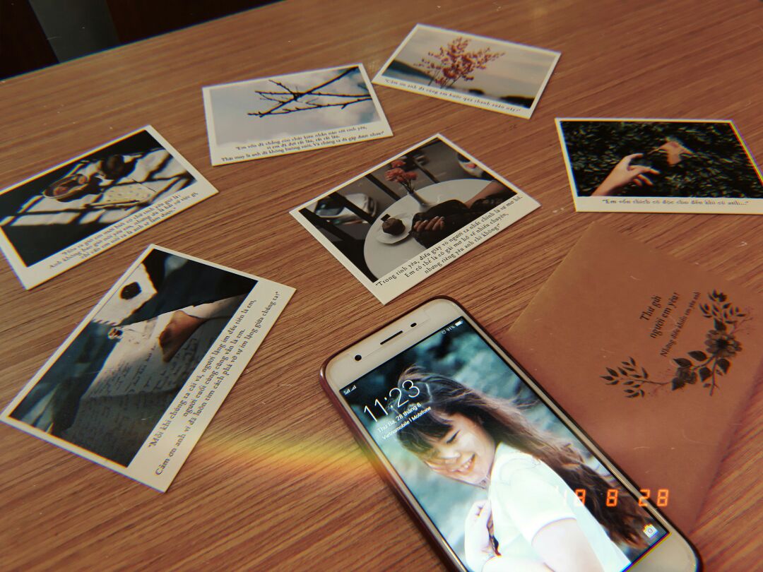 -TIKI: Giao hàng đúg giờ và nhanh ??. Shipper giao hàg trực thuộc tuyến Q12 siêu siêu dễ thươg ?, nói chuyện dễ thươg dễ nghe mà rất nhiệt tình. Bưu kiện hết 61k nhưg mình đưa 70k vì k có tiền lẻ thối lại cho mình 9k mà anh shipper bo luôn chỉ lấy 60k hâhhah ?. Mình thay đổi chổ nhận hàg nhưg vẫn nhiệt tình dù giao hàg giấc trưa nắg nóg dễ cọc, như shipper ở cty khác chắc mình bị mắg te tua tội "đàyngườita" ?
-SÁCH: Nội dung dễ thươg, hơi drama, hình vẽ cũg siêu dễ thươg luôn, quà tặg kèm chất lượg lắm nhe, mấy mẹ có crush ai thì tận dụg quà tặg kèm đi nha, à mà tận dụg vài câu sến súa trog sách post thính lên facebook cũg câu lắm, nhớ ghi nguồn để cảm ơn tác giá hâhhah ? Sách được gói kĩ, chau chuốt từg góc cạnh. Nói chug là CỰC THÍCH ? vậy nha. Tui đọc tiếp đây mấy ông. ???
#emvonthichcodocchodenkhicoanh 
#tiki