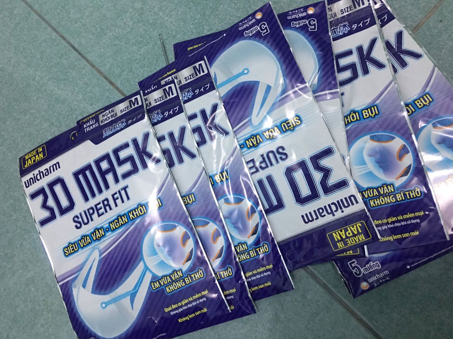 Bao bì khẩu trang có màu sắc đậm hơn 1 tí so với bao bì mình mua ở chính hãng Unicharm trên ***. Khẩu trang cùng size M mà mua ở tiki lại nhỏ hơn 1 tí. Còn về chất liệu khẩu trang ở tiki có sơ vải sờ vào hơi mịn và khẩu trang CÓ MÙI. Mình đeo 10 túi rồi và sẵn đơn nên mới mua bên tiki để ship cùng. Khẩu trang có mùi hơi thơm nhưng đeo vào thì nghe rất khó chịu trong khi khẩu trang mua chính hãng không hề có mùi.