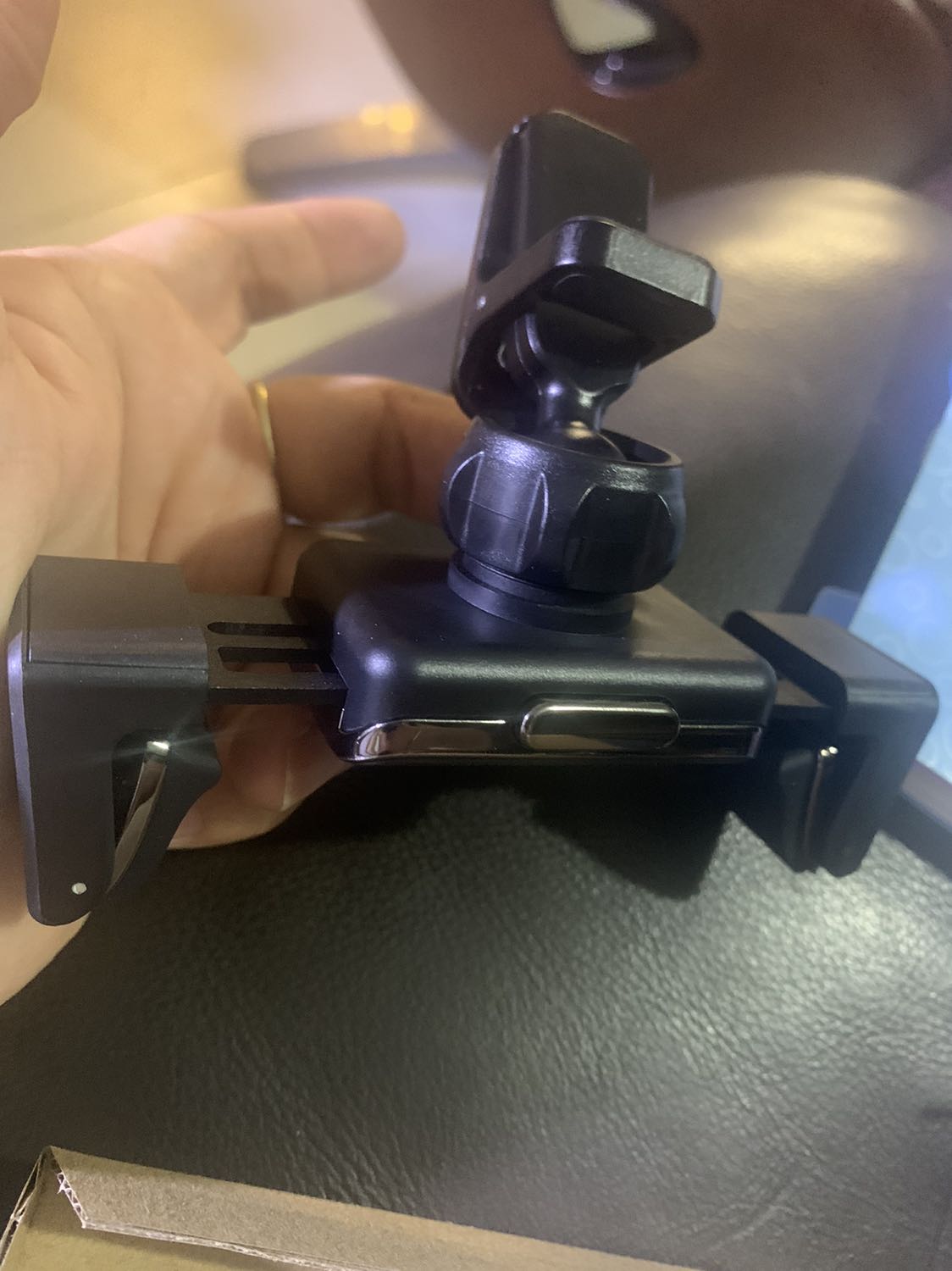 Nhìn ổn có vẻ chắc chắn, phần giữ hai miếng kẹp là cao su nên giữ điện thoại khá chắc. Mình hài lòng