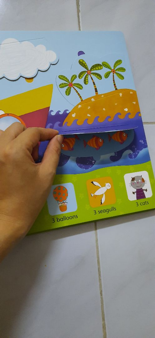 mua với giá 152k và đc giảm thêm 15% khi mua sách ngoại văn. mình mua đơn này của fahasa. cuốn nào cũng mới tinh và đóng gói ship hàng (tiết kiệm) nhưng vẫn rất nhanh nhận được. sách thích hợp vs bé biết giữ sách hoặc 3t trở lên. bé mình 2t rất thích xem mở các ô ẩn trong sách nhưng phấn khích quá làm rách mất 1 ô ẩn :( . dù sao sách rất đẹp. nên mua nhé