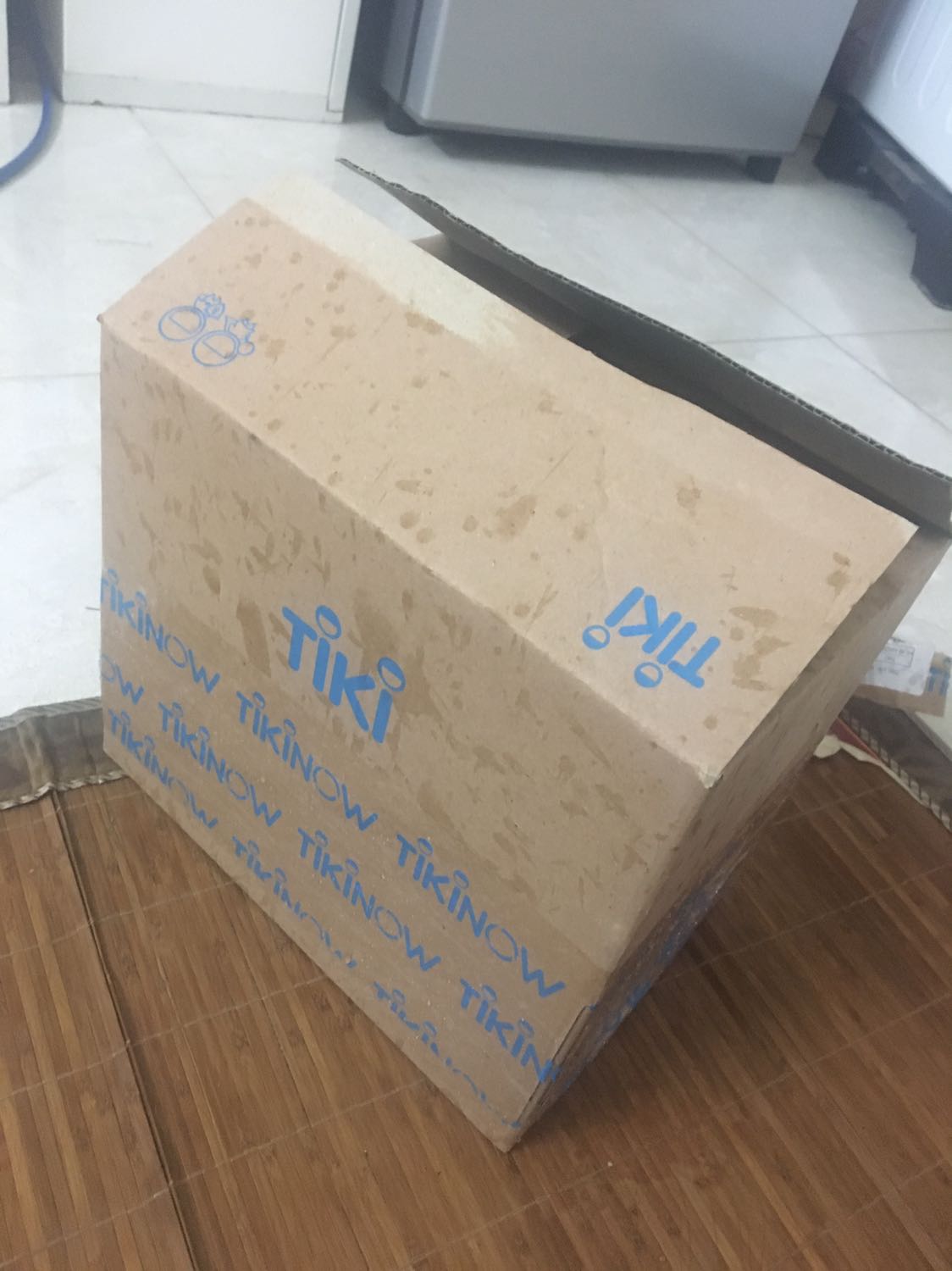 Thời gian giao hàng nhanh hơn so vs lịch hẹn nhưng thái độ nv giao hàng rất tệ, ko tìm đc nhà còn nói mk ghi sai địa chỉ trong khi mk đã dùng địa chỉ này đặt hàng ở nhiều nơi rồi, mk phải đội mưa ra đầu đường để lấy đồ, thái độ vậy thì thà giao đúng ngày đi còn hơn