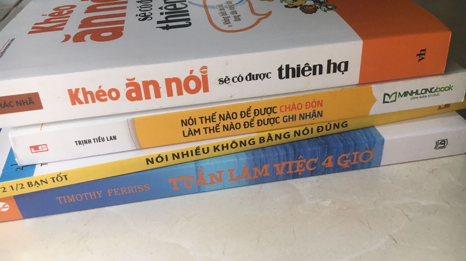 Giao hàng nhanh, ưng lắm ạ nhưng đầu sách hơi bị móp nên hơi buồn :((