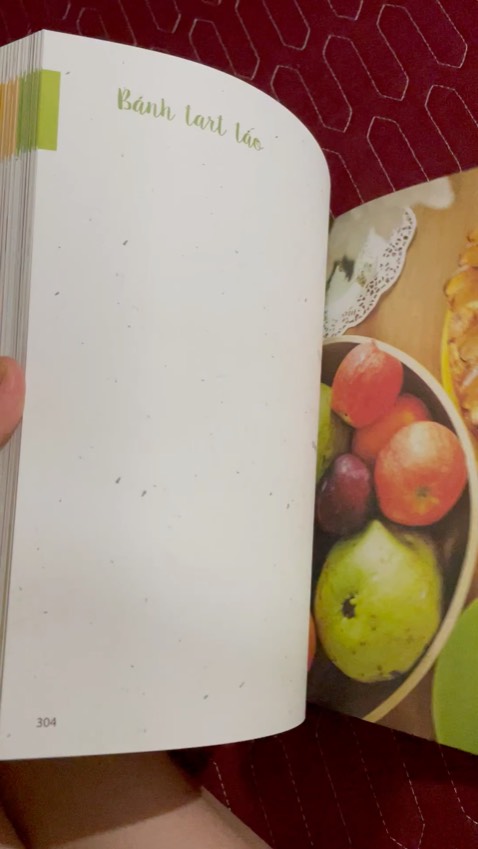 Thực sự lúc đầu chỉ hơi khó chịu chỗ mép sách k muốn bl đâu, nhưng mở bên trong thực sự rất muốn trả hàng vì những đốm mực bẩn này.