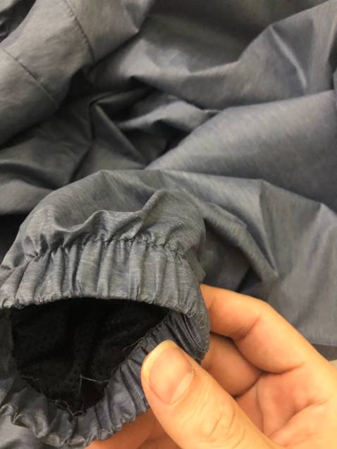 Áo khoác gió nhận được nhanh, giống mô tả. Áo nhẹ, 2 lớp trong ngoài, tuy hơi mỏng nhưng mặc đi ra ngoài khá ấm, giữ nhiệt tốt á. túi 2 bên sâu, có khóa đựng đồ khỏi rơi, nhìn chung cũng tiện, mùa lạnh lạnh mặc thì ấm, còn bình thường mặc đi đường làm áo gió thay cho chống nắng luôn =)). Giá cũng hợp lí