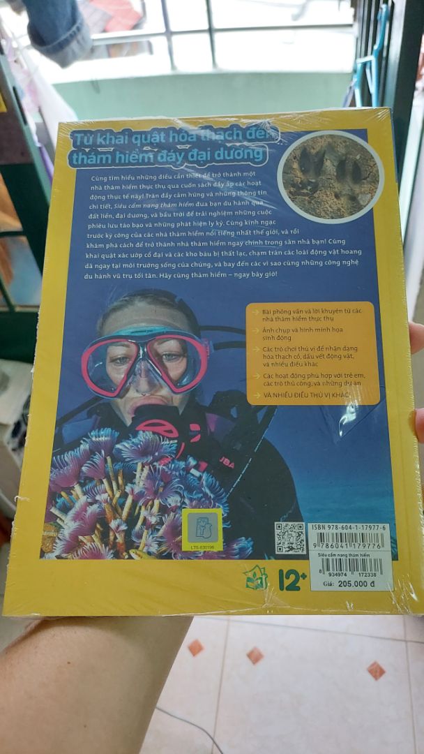 Từ Khai quật hóa thạch đến Thám hiểm đại dương - đúng như đề tựa của sách, cuốn sách đầy ắp thông tin về các chuyến thám hiểm cùng những hình ảnh sinh động cuốn hút các nhà thám hiểm nhí từ đầu đến cuối sách. Nếu bạn đầm mê thám hiểm, cuốn sách này dành cho bạn đấy! 🧗‍♀️