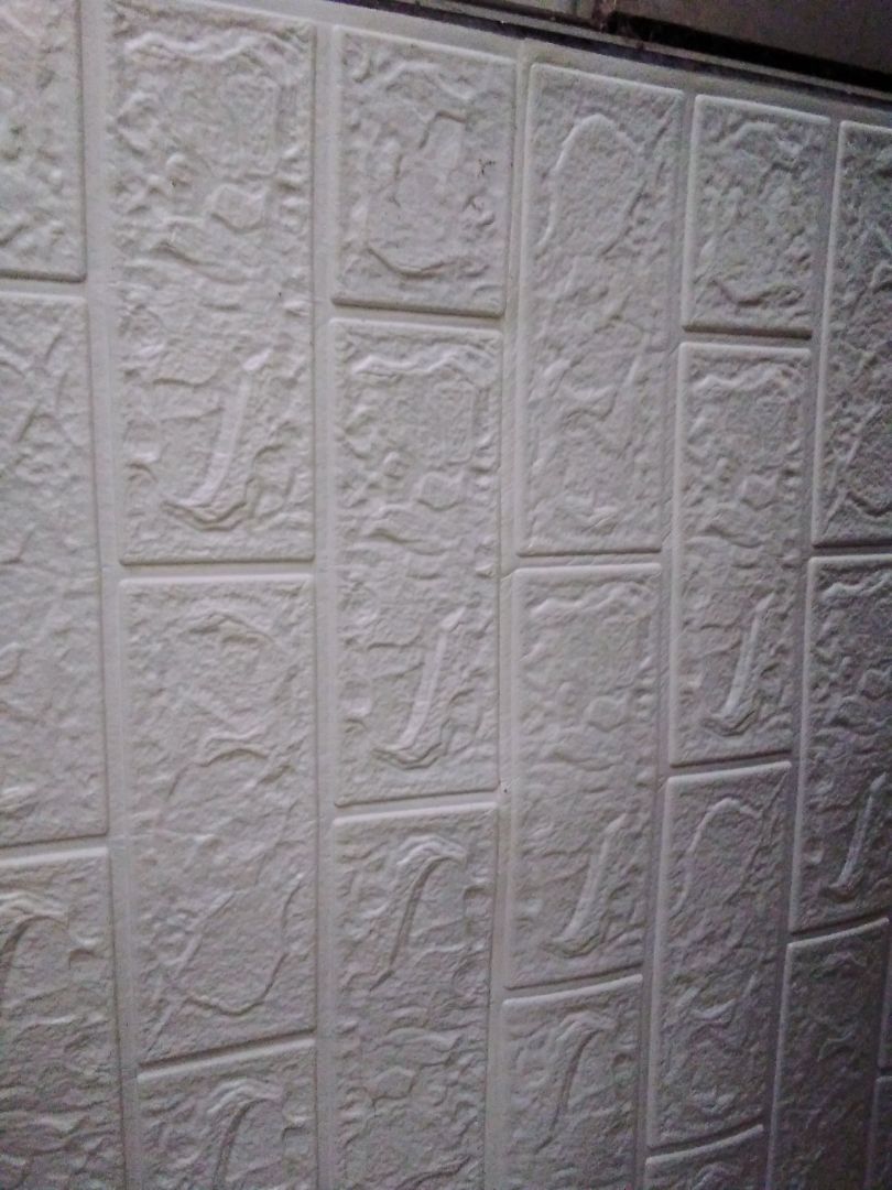 sản phẩm mỏng hơn so với loại đã từng mua nhưng tiền nào của đấy thì đúng thoii. giá rẻ mà. kích thước đúng như mô tả. kéo dán tay thì chắc chứ dán tường không chắc lắm =))) nhìn chung nếu mua sơ cua dán phòng trọ thì nên mua loại nè vì nó rẻ