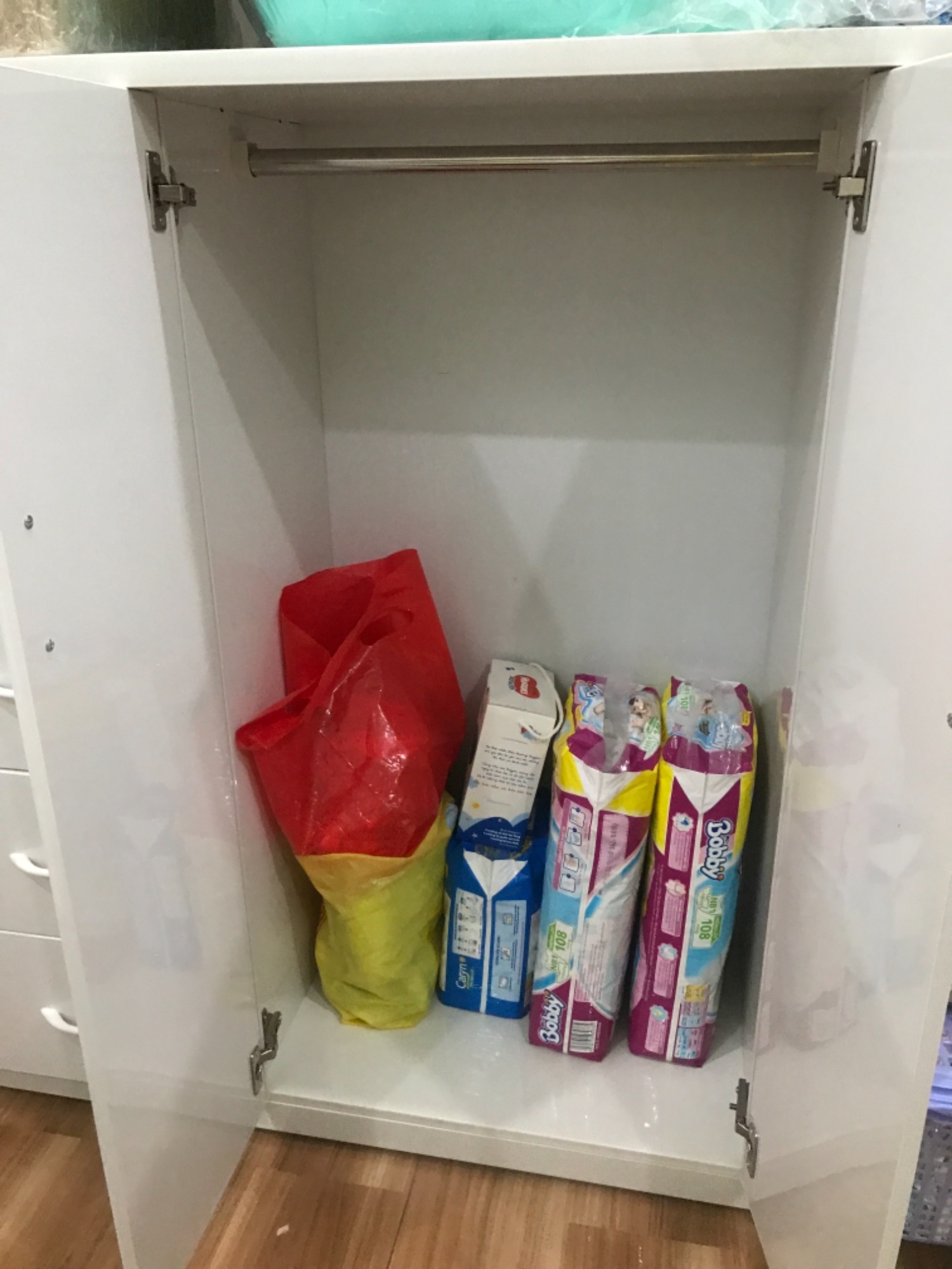 Tủ giao thiếu thanh ngăn đồ bên trong, còn lại thì ok