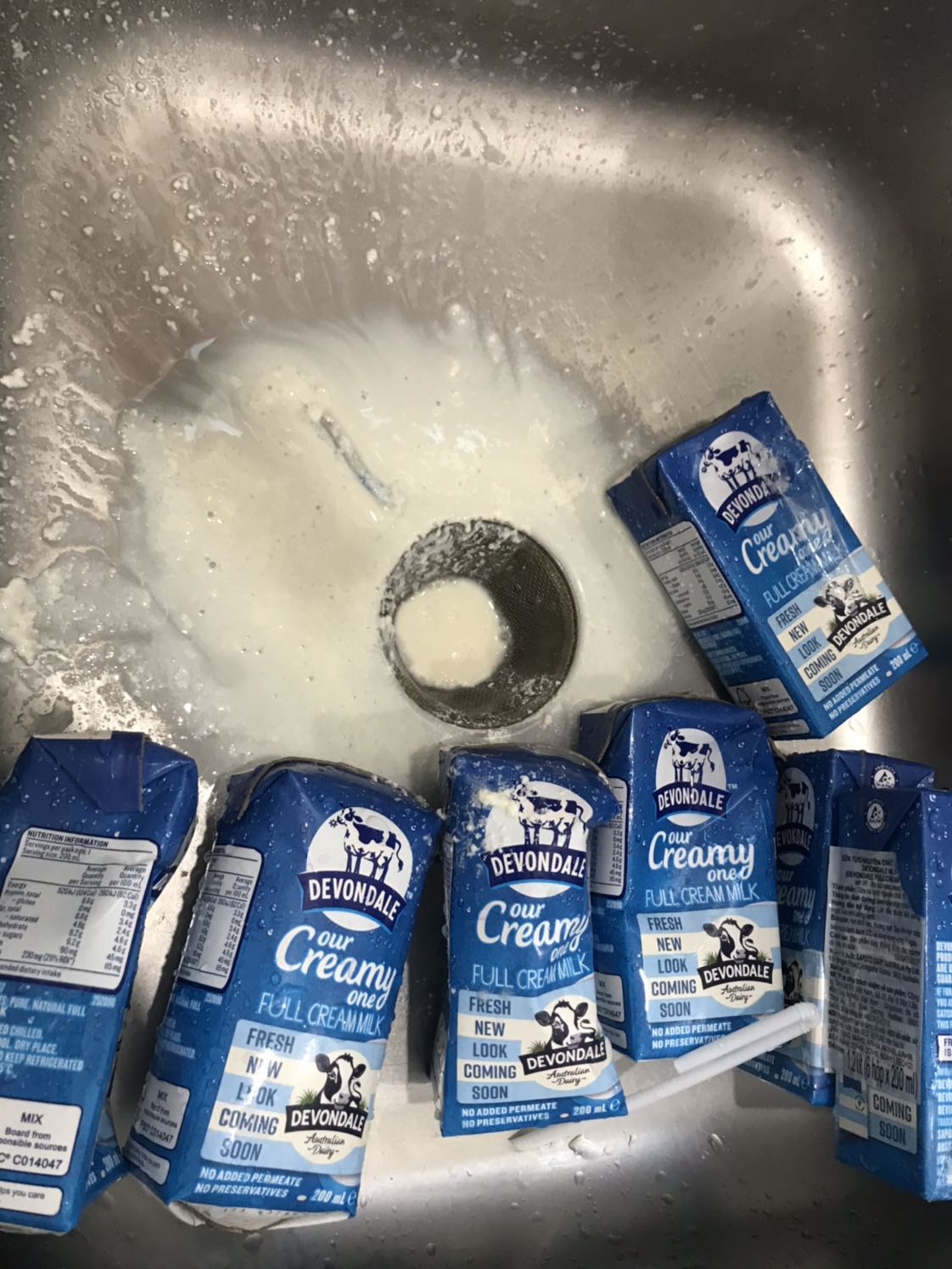 Mình mua sữa này rất nhiều lần rồi, nhưng mua của Tiki Trading và Thành Thuận Thiên, lần nay mua của Bách Hoá Xanh thì sữa bị như vầy!
Nguyên thùng 4 lốc thì có 2 lốc sữa bị đổ ra ngoài, hộp nào cũng có mùi chua, hôi, hộp bị phồng to, sữa bên trong thì vón cục mà hạn sử dụng còn lâu, đến 19/08! 
Cảm thấy rất lo ngại không dám cho bé uống những hộp còn lại!
Bé nhà mình mới hơn 2 tuổi, uống sữa này cả năm nay đều mua trên Tiki, chắc mai mốt ra siêu thị mua cho an tâm.
Mà sữa lần này vỏ hộp cũng khác!!!